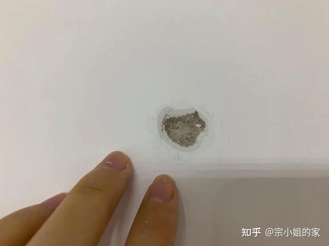 墙上的瓷砖坏了一块怎么换(墙上的瓷砖坏了用什么装饰最好)